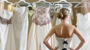 Confeccionaron un vestido de novia con 1500 mascarillas recicladas