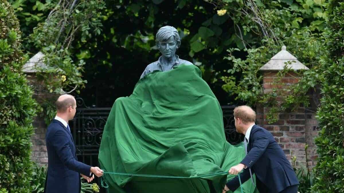 William y Harry inauguran oficialmente la estatua de la princesa Diana