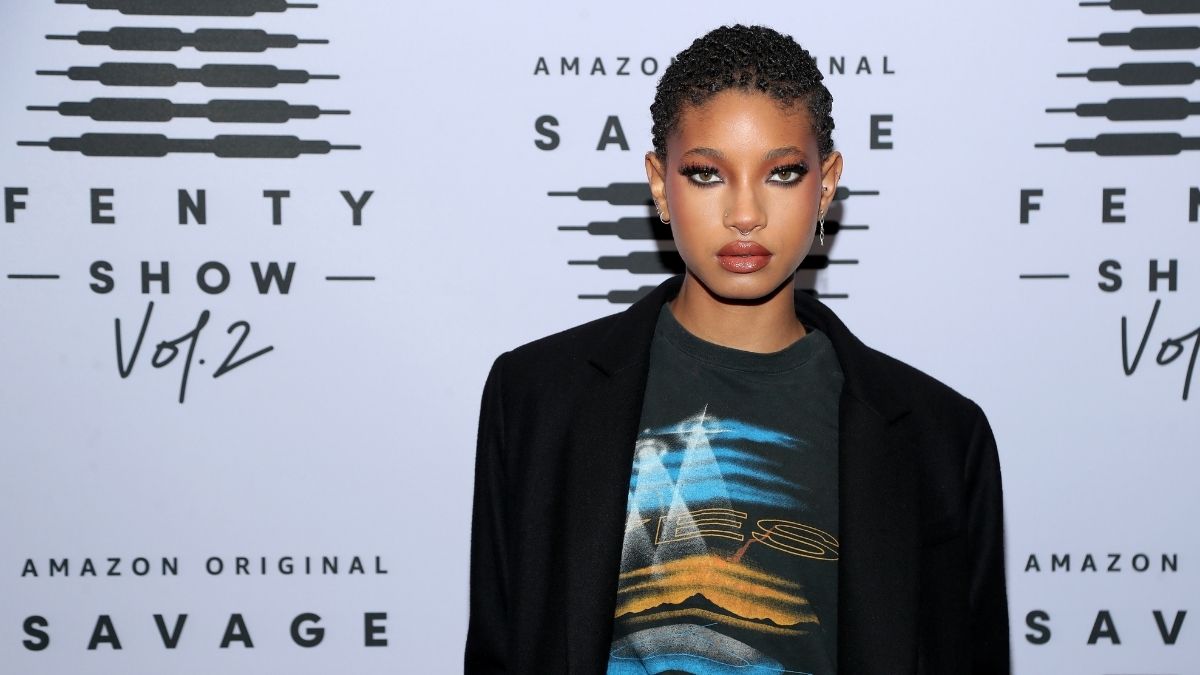 ¡En vivo! Willow Smith se rapa la cabeza en pleno escenario 