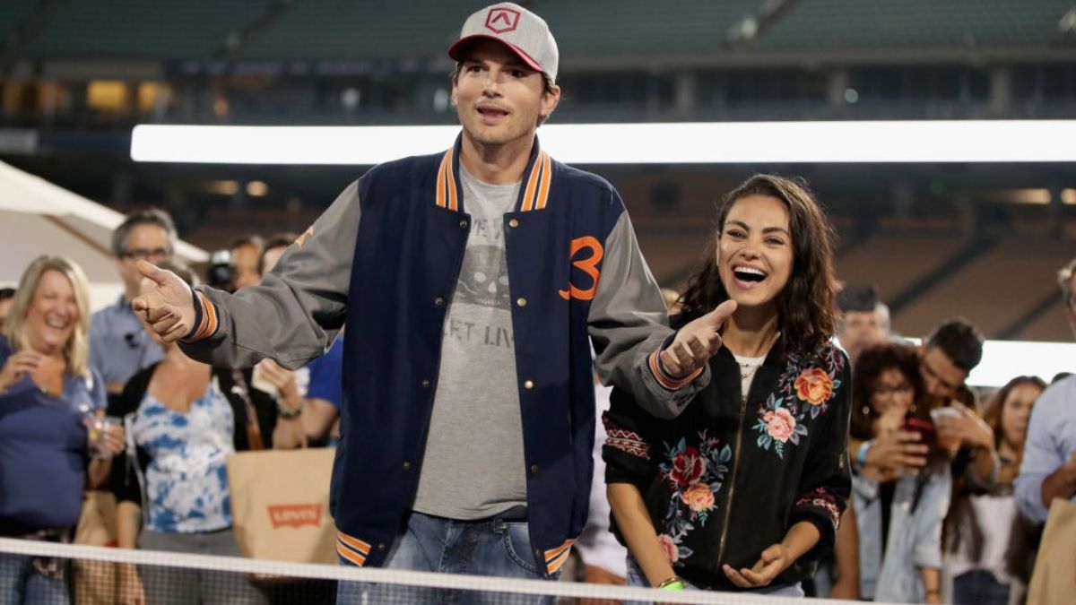Mila Kunis y Ashton Kutcher confiesan que no bañan a sus niños todos los días