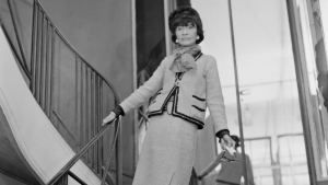 Los 4 colores que NUNCA pasan de moda, según la diseñadora Coco Chanel