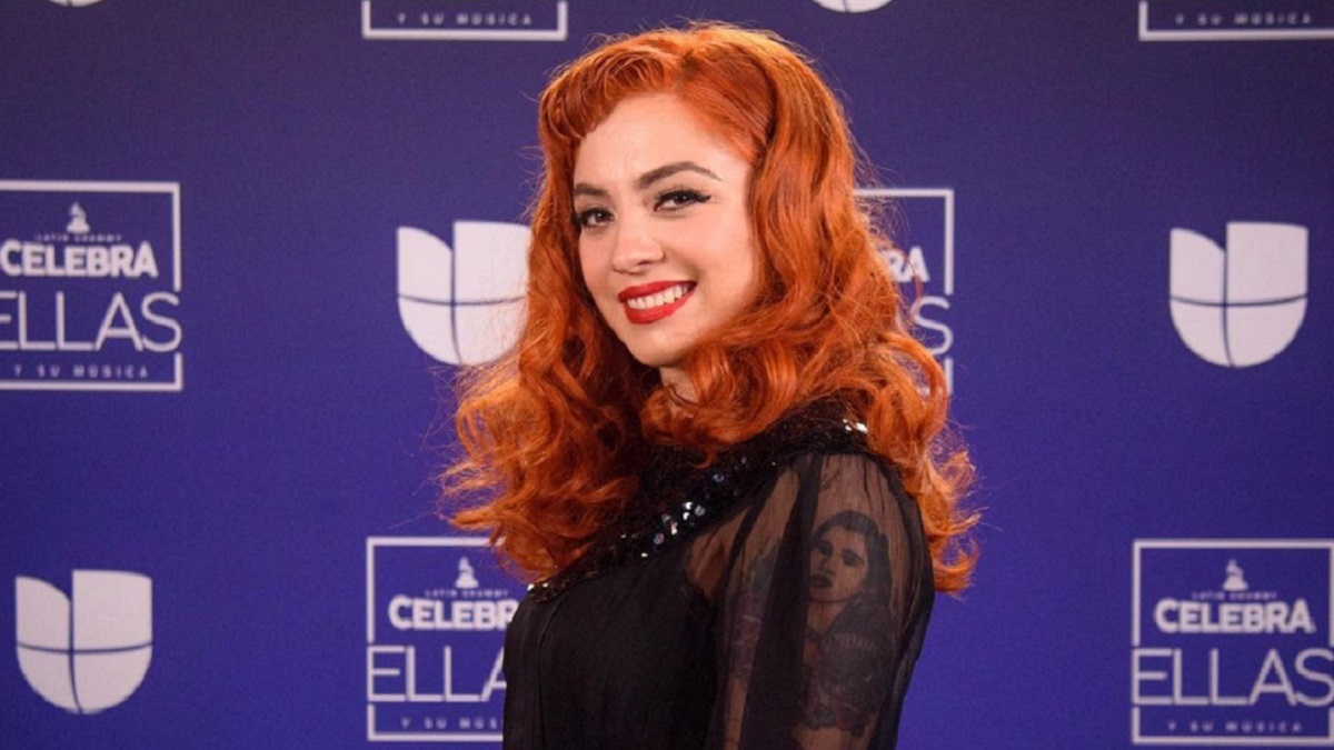 Mon Laferte comparte sus secretos de belleza en su clásico maquillaje