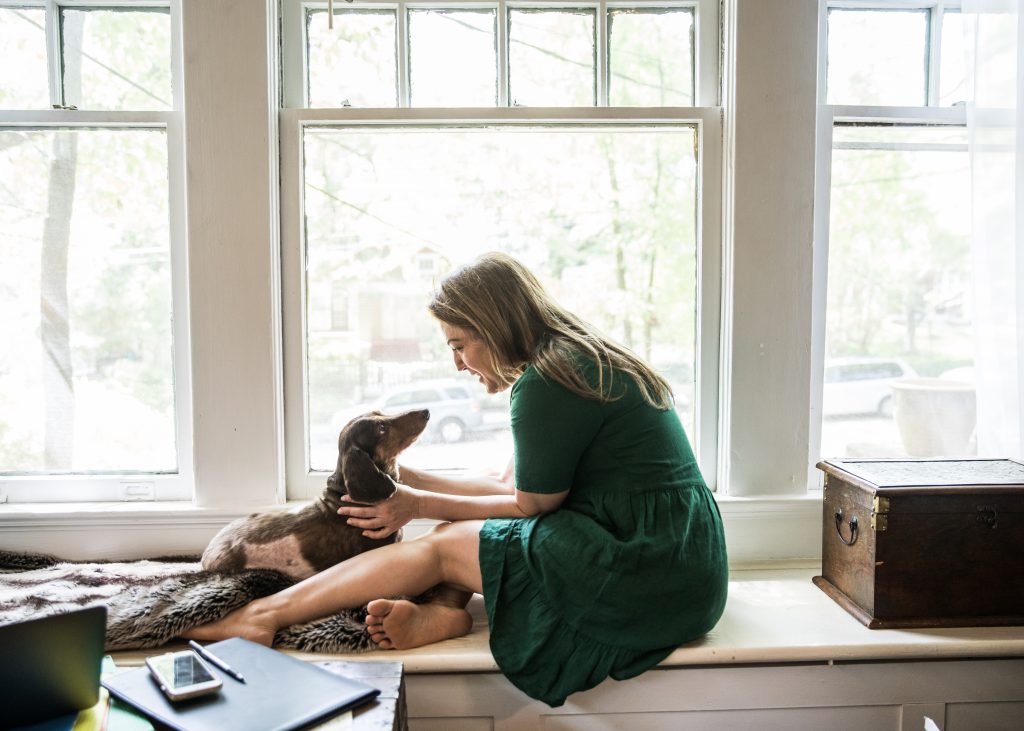 mujer y su perro