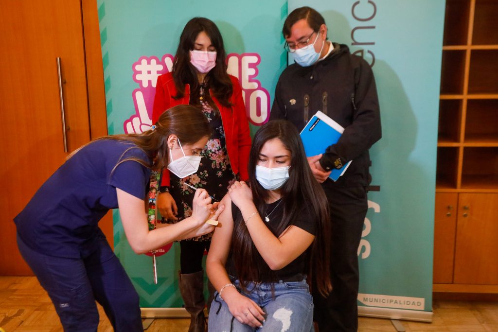 Autoridades Supervisan Vacunación Contra El Covid 19