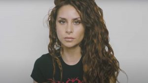 ¡Ya salió el video! Este es el tributo de Cami a Elvis Costello