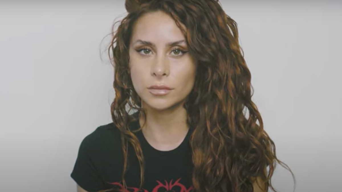 ¡Ya salió el video! Este es el tributo de Cami a Elvis Costello