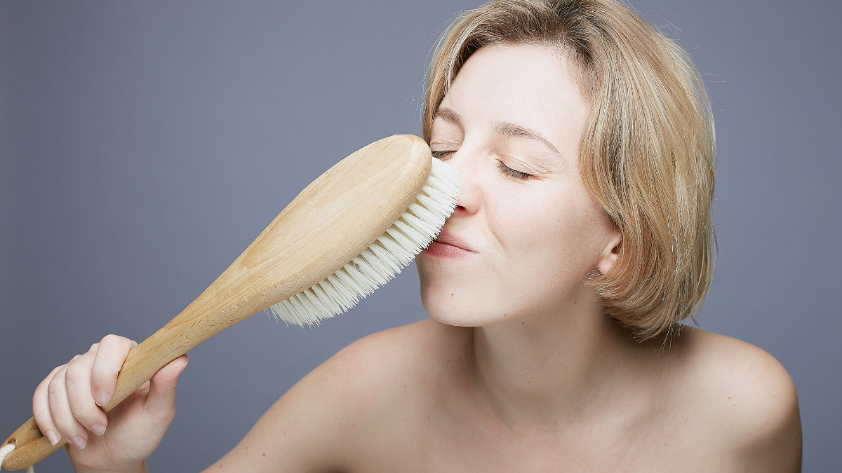 ¿ Qué es el dry brushing facial?: cepillar la piel en seco puede traer grandes beneficios