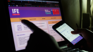 Encuesta Cadem: chilenos prefieren IFE Universal que un cuarto retiro de las AFP