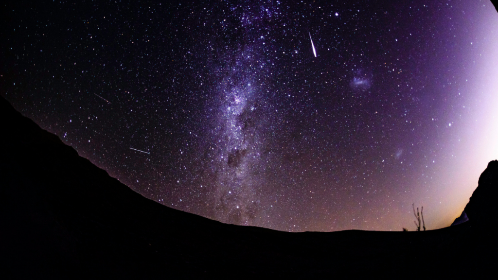 Lluvia De Estrellas En El Desierto De Atacama