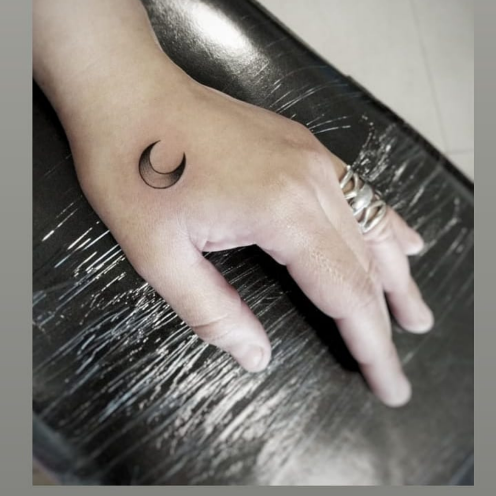 Luna En La Mano Tatuaje Detallista