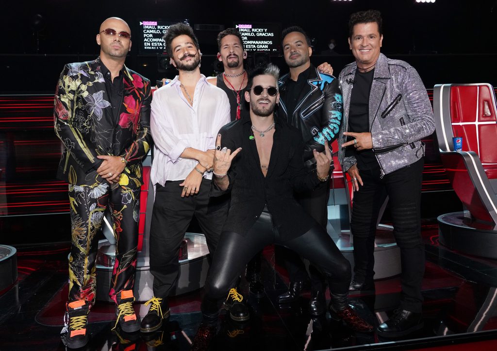 Mau y Ricky y Carlos Vives «Besos En Cualquier Horario»