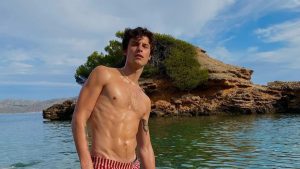 Shawn Mendes elevó la temperatura en traje de baño