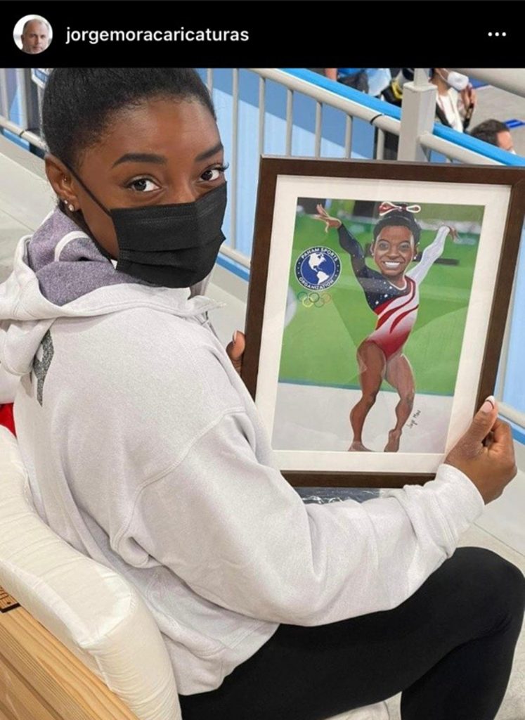 Simone Biles con caricatura realizada por Jorge Mora