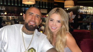 Arturo Vidal fue sorprendido en Milán con Daniella Durán