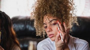 TikTok te regala el truco perfecto para que tu delineador dure más