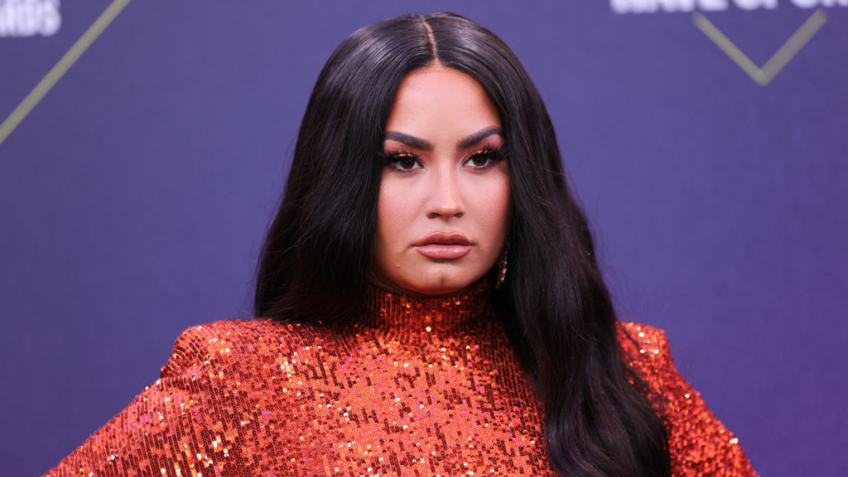 Demi Lovato comparte video sin tapujos fumando marihuana