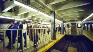 Hombre en silla de ruedas cayó a las vías del metro en Nueva York