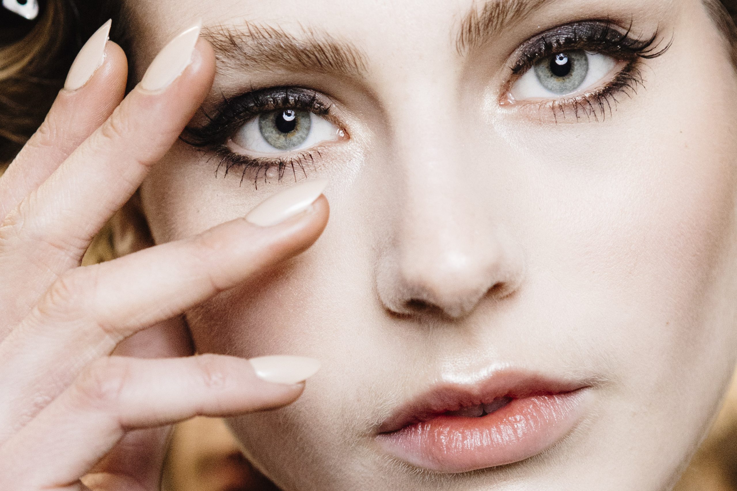 6 trucos de maquillaje que te ayudarán a agrandar los ojos — FMDOS