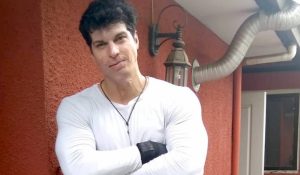 Ignacio Lastra sorprende al posar a torso desnudo