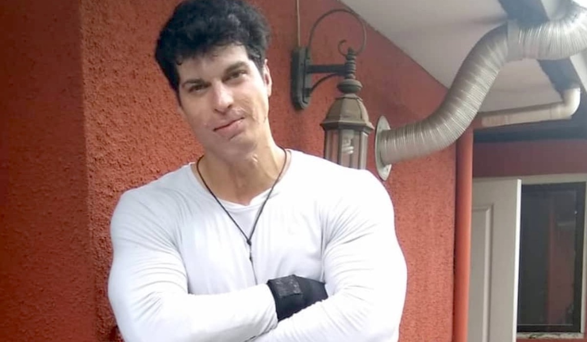 Ignacio Lastra sorprende al posar a torso desnudo