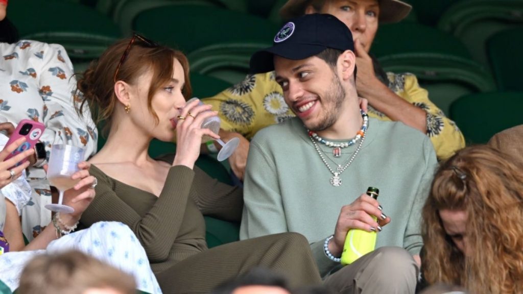 Phoebe Dynevor Y Pete Davidson Relacion