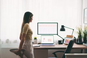 5 posturas de yoga que te ayudarán a evitar las piernas hinchadas