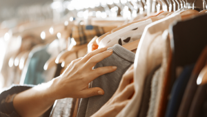 Cómo vestir en capas para mañanas frías y tardes calurosas