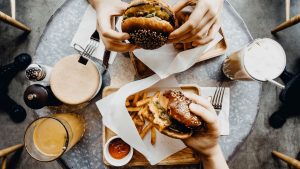 Estudio indica que comer en exceso “no es la causa principal de la obesidad”