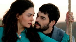 Protagonista de “Hercai se comprometió en matrimonio y compartió la noticia en redes sociales