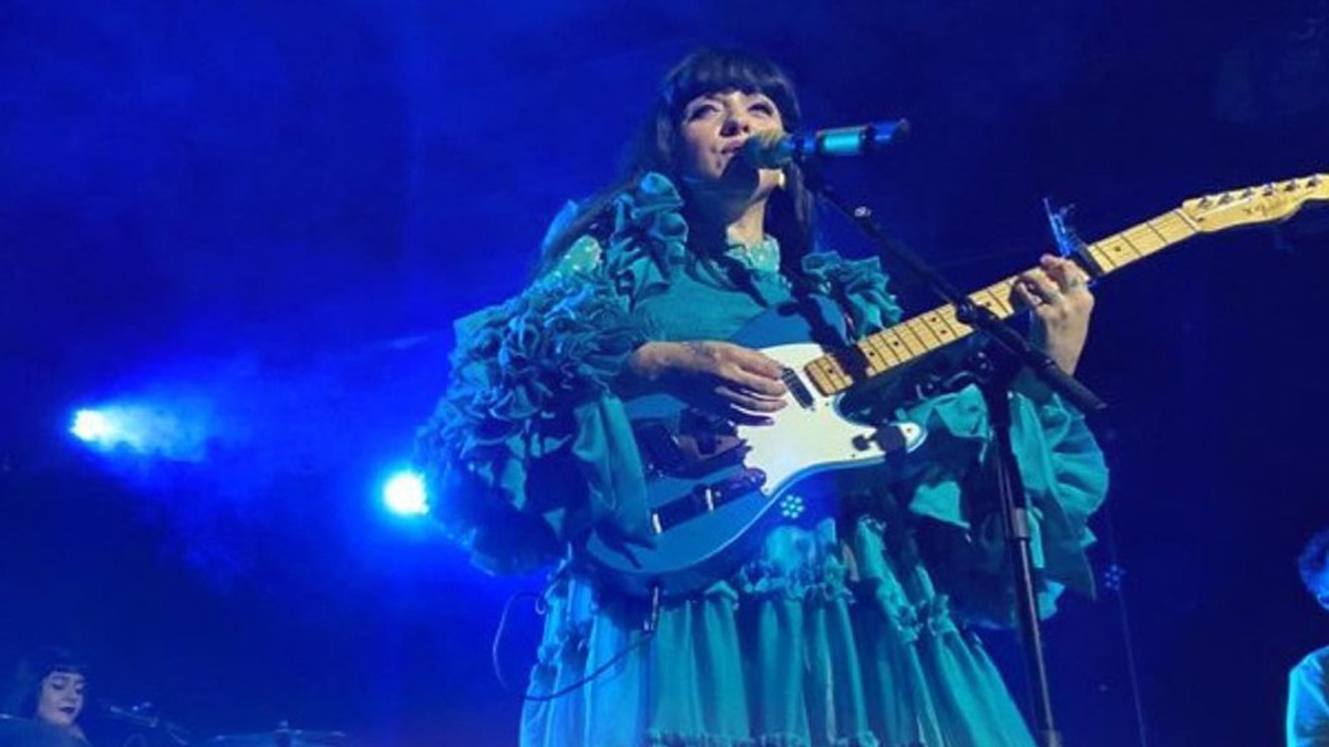 ¡Con pancita incluida! Así se vio Mon Laferte en su más reciente concierto