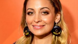 Nicole Richie incendió su cabello mientras soplaba sus velas de cumpleaños número 40