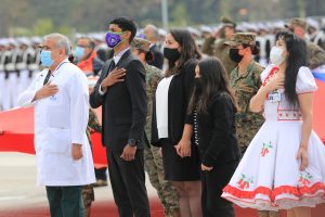 Doctor Sebastián Ugarte causa revuelo en redes sociales tras ser homenajeado en la Parada Militar