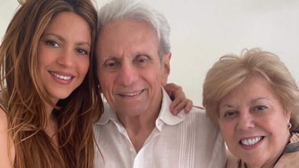 Shakira con su papá y su mamá