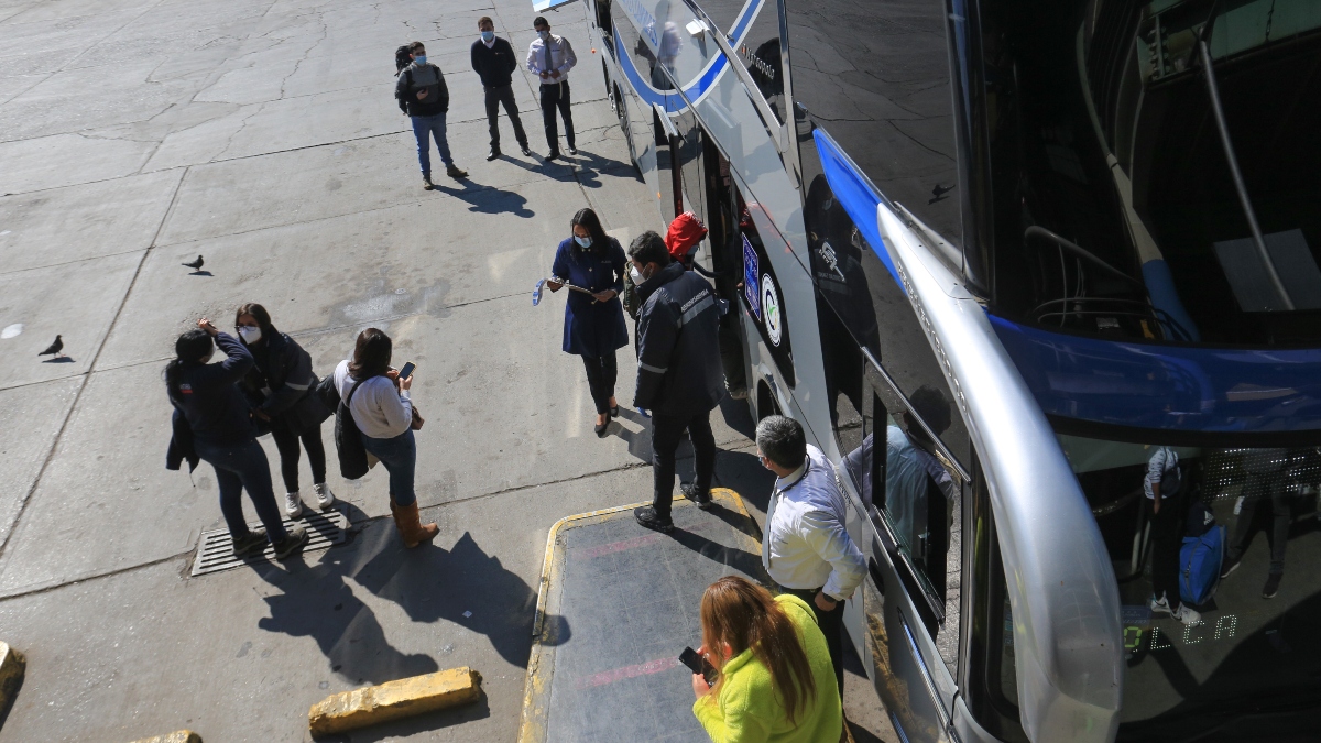 Detectan caso Delta en bus que viajó de Santiago a Curicó: Seremi busca a pasajeros