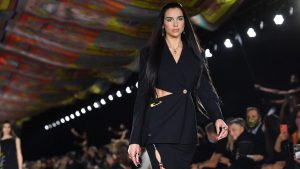 Así fue el debut de Dua Lipa como modelo en la pasarela de Versace