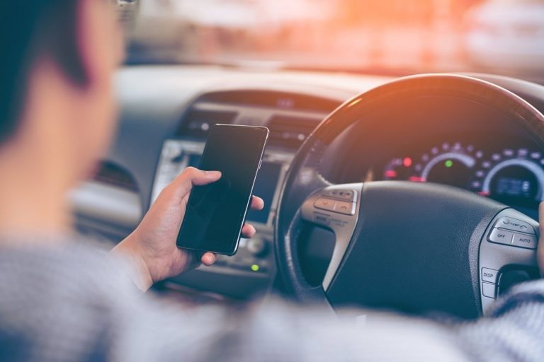 Ley No Chat: Aumentarán sanciones por uso de celular al conducir