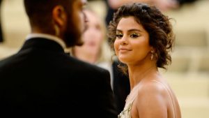 Selena Gomez se ríe del desastroso look naranja que lució en la MET Gala