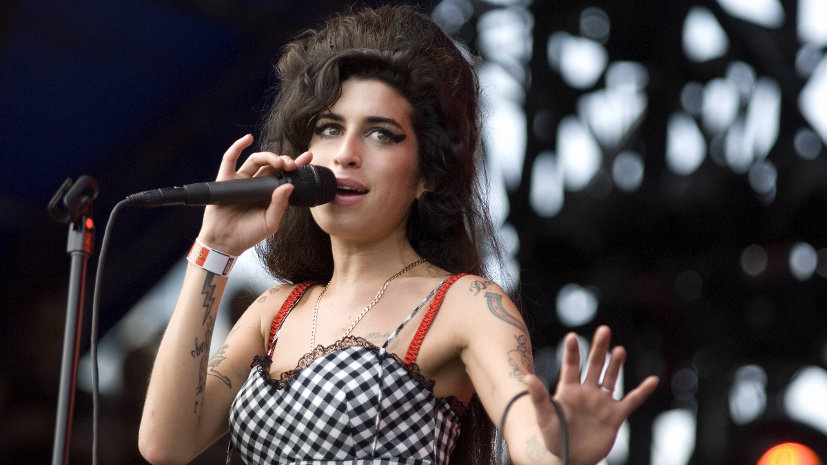 Película de Amy Winehouse estará basada en el libro "Saving Amy"