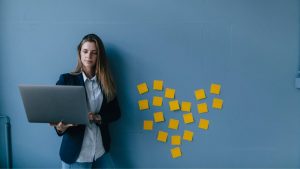 Amor en el trabajo: ¿Qué hacer si me enamoro de un compañero?