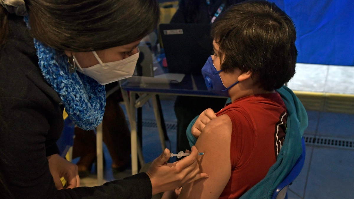 Con Sinovac: ISP aprobó vacunación a mayores de 6 años