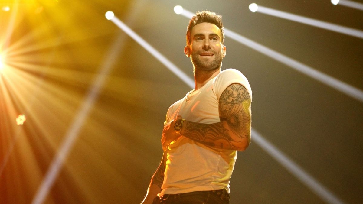 ¿Muy pesado? Adam Levine tuvo una curiosa reacción cuando se encontró con una fan en el escenario