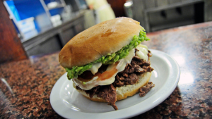 Día del churrasco 2025: tres lugares donde comer este delicioso sándwich en Talca