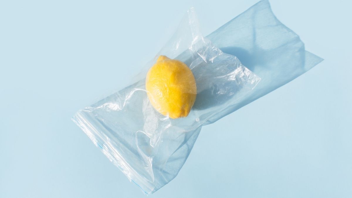 ¡A imitar! Francia prohíbe vender frutas y verduras envueltas en plástico