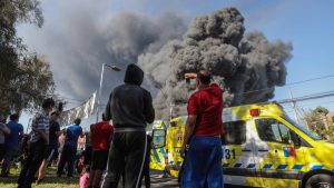Incendio en fábrica de Macul obligó a evacuar a vecinos ¡El humo se puede ver en diferentes comunas!