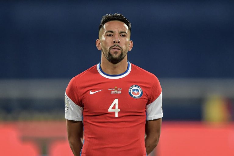 Mauricio Isla sin polera