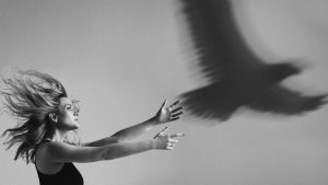 Nicole sorprende con su nueva canción "Valientes"