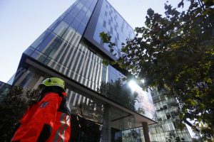 Niño muere tras caer desde edificio en Santiago Centro: madre está en riesgo vital