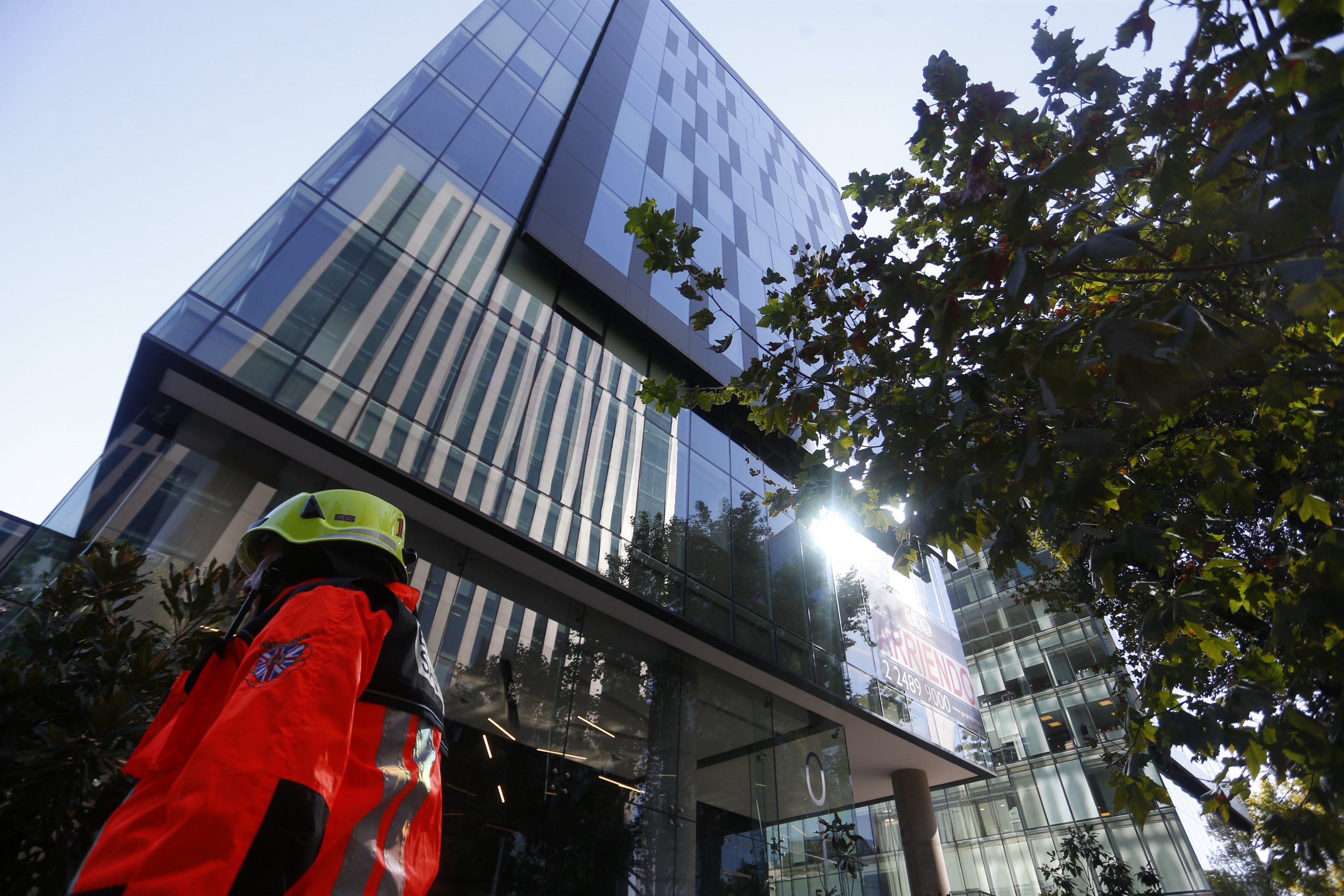 Niño muere tras caer desde edificio en Santiago Centro: madre está en riesgo vital