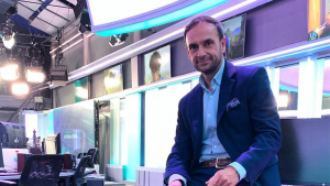 Rodrigo Sepúlveda sufre chascarro en vivo: Perrita lo orinó encima en medio del noticiario