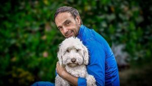 Pequeña fanática de Rodrigo Sepúlveda lo sorprende en pleno noticiario